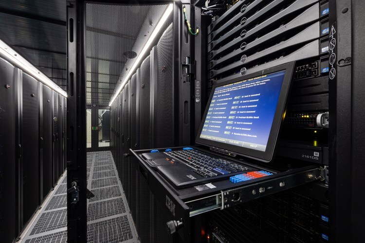 Couloir de datacenter à Paris - Gestion d'infrastructure IT
